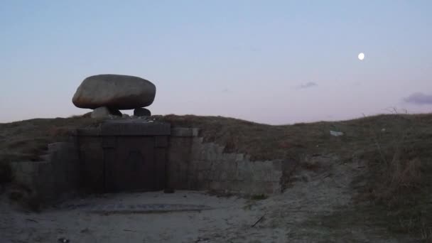Una Tomba Skagen Famoso Monumento Con Luna Sullo Sfondo Assomiglia — Video Stock