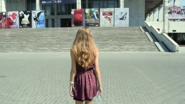 Chica Rubia Joven Pelo Largo Jugando Con Pelo Mientras Camina — Vídeo de stock