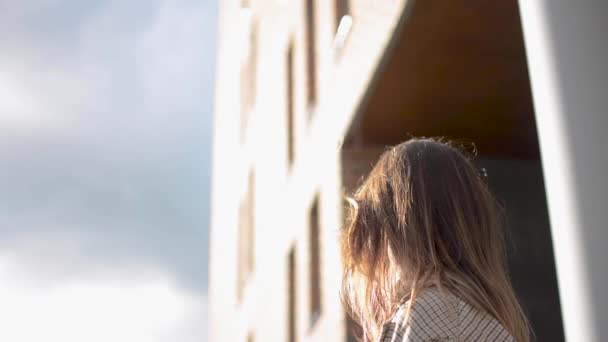 Beau Plan Une Fille Qui Regarde Dans Ciel — Video