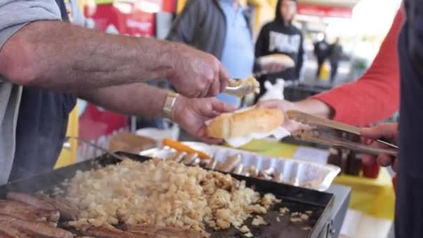 Hombre Sirviendo Comida Pan Suausos Cocina Comida Cebolla Una Barbacoa — Vídeos de Stock