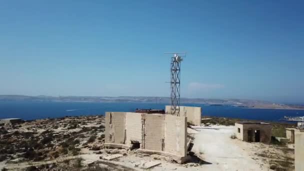 Vista Aérea Sobre Mástil Radar Mar Cerca Mellieha Malta — Vídeo de stock