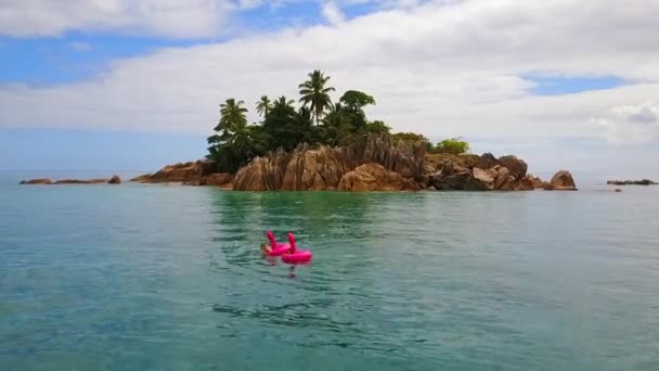 Dziewczyny Relaksujące Się Materacu Flamingowym Tropikalną Wyspą Pierre Seszelach Tle — Wideo stockowe