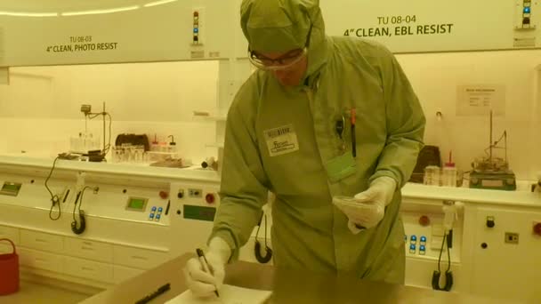 Een Wetenschapper Maakt Aantekeningen Van Zijn Experimenten Cleanroom Het Laboratorium — Stockvideo