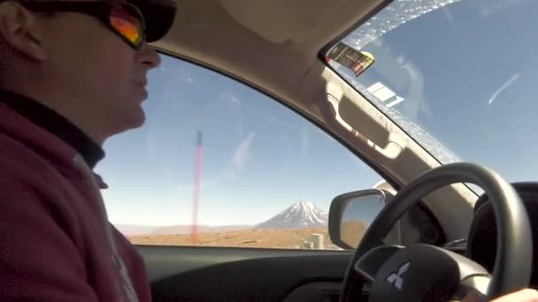 Photo Scientifique Conduisant Dans Désert San Pedro Atacama Volcans Arrière — Video