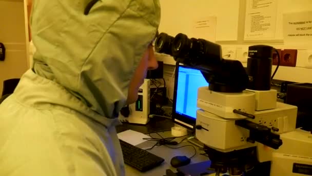 Вчений Який Дивиться Через Мікроскоп Футуристичну Лабораторію — стокове відео