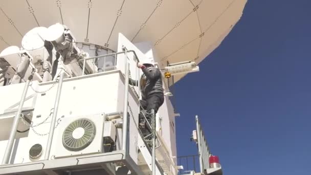 Uno Scienziato Che Trasporta Tubi Telescopio Altro Scienziato Che Segue — Video Stock