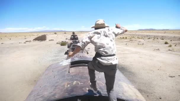 Záběry Turistů Skákajících Přes Vlaky Hřbitově Vlaků Bolívii — Stock video