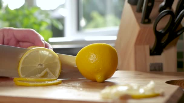 Zeitlupenaufnahme Einer Zitrone Die Scheiben Geschnitten Wird — Stockvideo