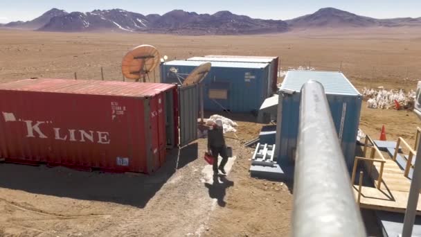 Tiro Cientista Transportando Equipamento Direção Telescópio Satélite Observatório Alma — Vídeo de Stock