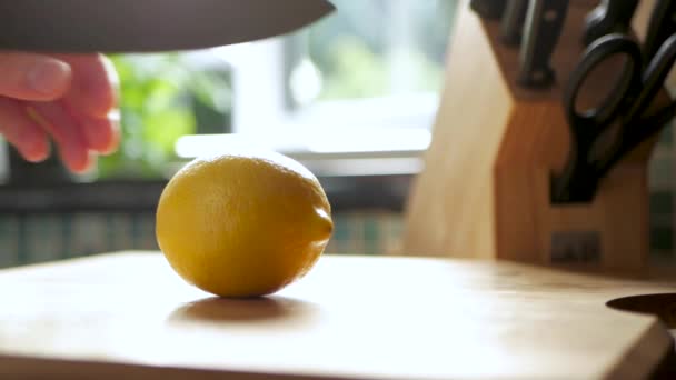 Zeitlupenaufnahme Einer Zwei Hälften Geschnittenen Zitrone — Stockvideo