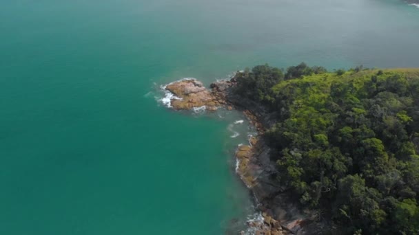 Flug Über Meeresbucht Mit Felsen Brasilien — Stockvideo