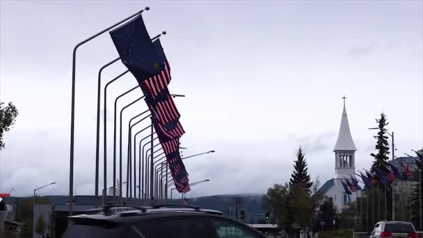 Sartén Lenta Puente Día Nublado Fairbanks Alaska Con Banderas Americanas — Vídeo de stock