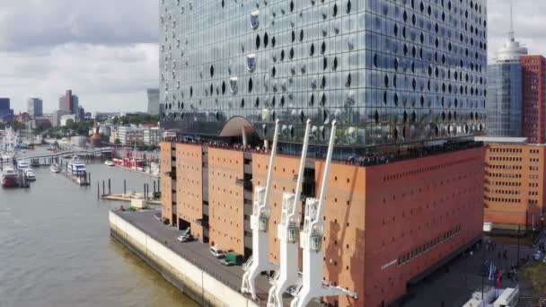 Bulutlu Bir Günde Elbphilharmonie Ile Hamburg Limanının Havadan Görüntüsü — Stok video