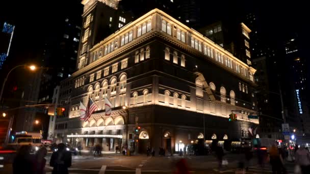 Noite Timelapse Uma Movimentada Rua Nyc Frente Carnegie Hall — Vídeo de Stock