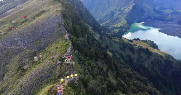 Beautiful Pan Aerial Panoramic View Campers Rinjani Mountain Indonesia — Stock Video