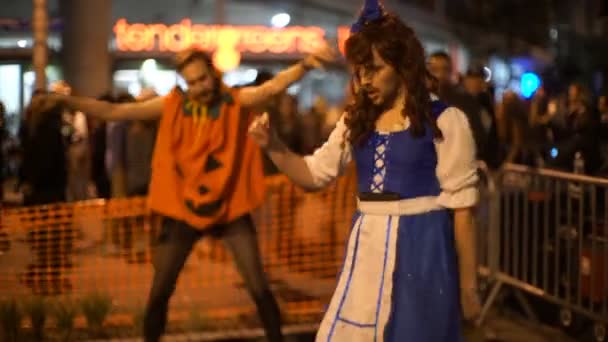 West Hollywood Kalifornien Große Halloween Parade Mit Kostümen Und Partyszene — Stockvideo