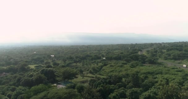 Μια Αφρικανική Θέα Σπίτι Πάνω Από Μια Όμορφη — Αρχείο Βίντεο