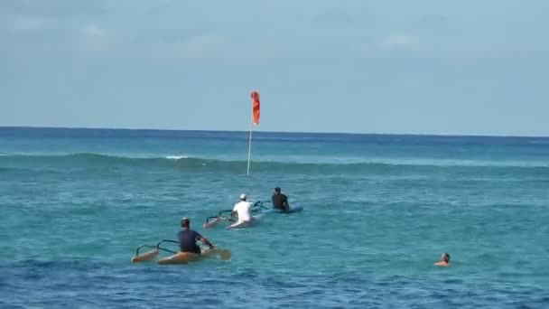 Kaimana Beach Honolulu Havaí Com Caiaque Nadador — Vídeo de Stock