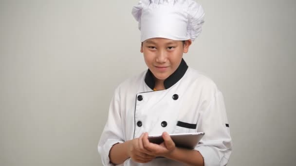 Asian Preteen Garçon Uniforme Chef Japonais Avec Tablette — Video