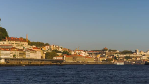 ドゥーロ川を下りながら日没時にポルトガルのポルトの街の広い角度ビュー — ストック動画