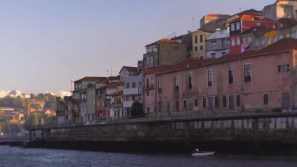 Prachtige Oude Gebouwen Langs Rivier Douro Porto Portugal Avonds — Stockvideo