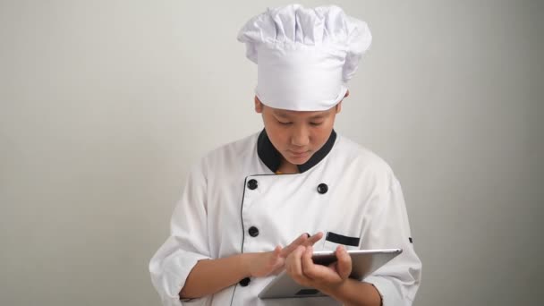 Asia Muchacho Preadolescente Uniforme Chef Japonés Uso Tableta — Vídeo de stock