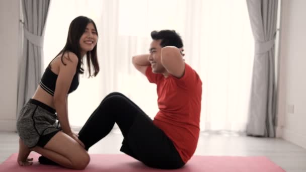 Gelukkig Aziatisch Paar Doen Oefening Samen Thuis Lifestyle Concept — Stockvideo