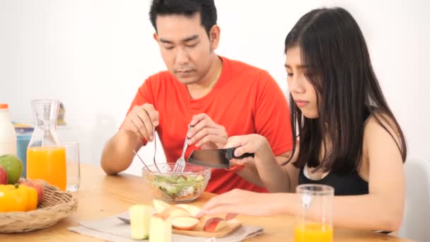 Pareja Asiática Haciendo Ensalada Frutas Alimentándose Mutuamente Casa — Vídeo de stock