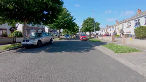 Junge Fährt Sonnigem Tag Mit Motorroller Auf Straße Wohngebiet Richtung — Stockvideo