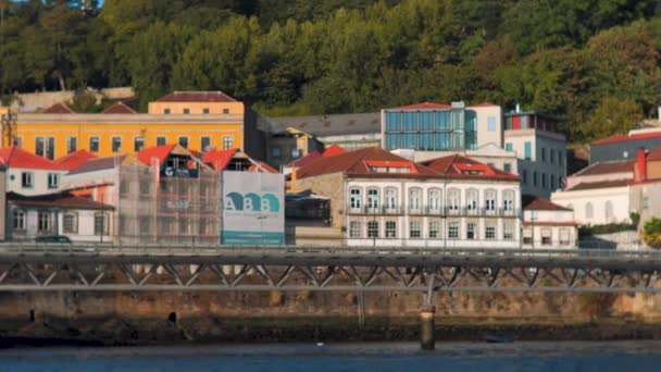 葡萄牙波尔图的多罗河河岸上的建筑物被Telephoto拍摄到 — 图库视频影像