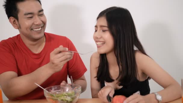 Couple Asiatique Faire Salade Fruits Nourrir Les Uns Les Autres — Video