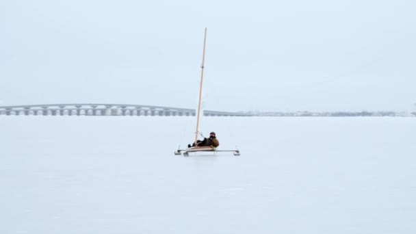 Navegación Hielo Hermoso Día Crujiente Una Amplia Bahía Congelada — Vídeo de stock