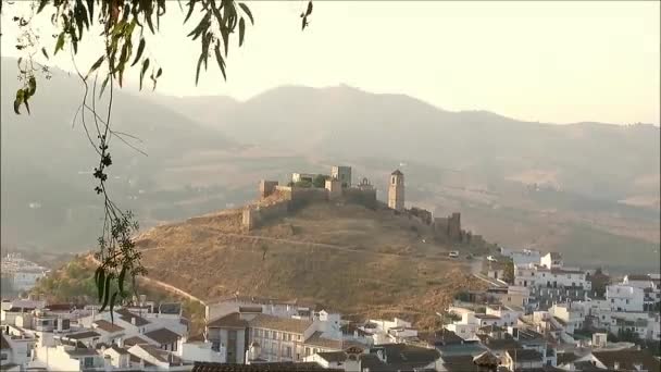 Widok Wioskę Zamek Przez Liście Jeśli Drzewo Eukaliptusa Andaluzyjskiej Wsi — Wideo stockowe