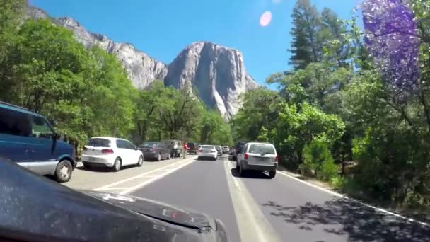 Techo Montado Tiro Carretera Través Yosemite — Vídeo de stock
