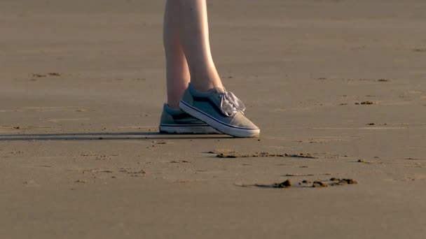 Woman Writing Message Sand Barmouth Beach Gwynedd Wales Its Message — Stock Video