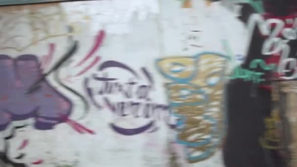 Blízko Širokého Záběru Pohybující Kolem Městské Graffiti Zdi — Stock video