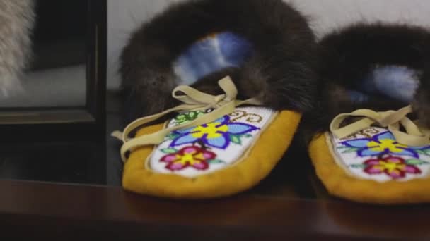 이것은 원주민의 기념품 부족의 공예품 전시되어 선반의 영상입니다 — 비디오