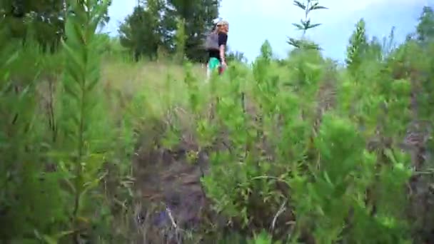 草の上を友達と畑を歩いていると — ストック動画