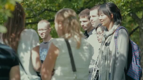 Grupp Unga Universitetsstudenter Umgås Solskenet Varm Sommardag Chalmers — Stockvideo