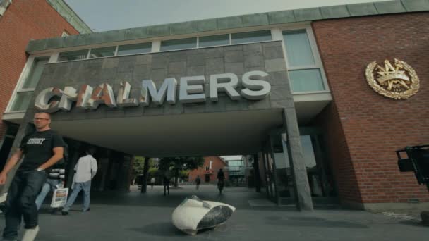 Chalmers University Schild Über Einem Torbogen Der Zwei Gebäude Verbindet — Stockvideo