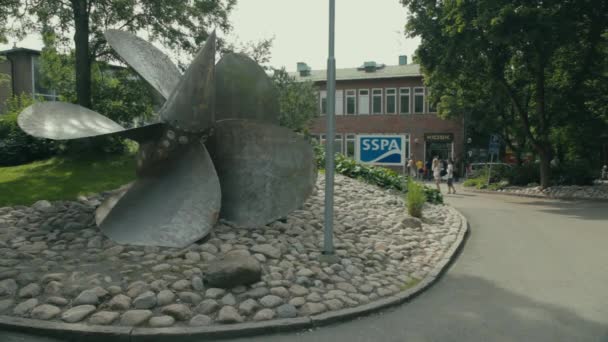 Uma Hélice Navio Grande Fora Edifício Sala Aula Decora Campus — Vídeo de Stock