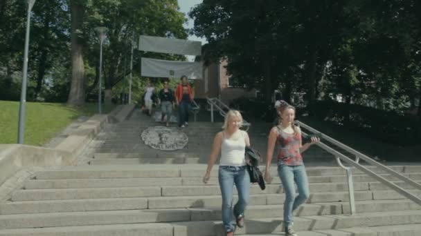 Студенты Спускаются Лестнице Попасть Следующий Класс Молодая Женщина Разговаривает Мобильному — стоковое видео