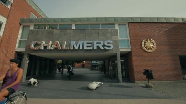 Gente Bicicleta Bajo Cartel Universidad Chalmers Hombre Traje Con Maletín — Vídeo de stock