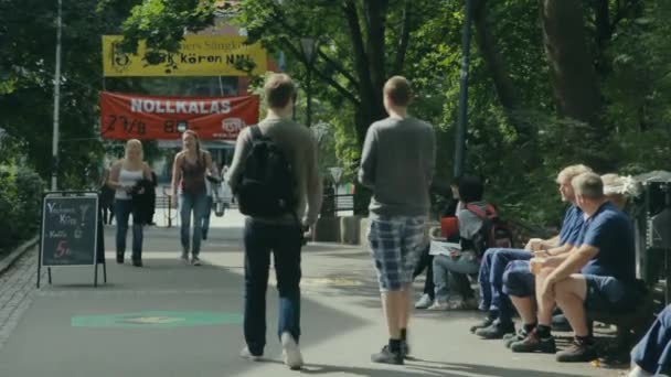 Dua Wanita Muda Berjalan Menyusuri Jalan Melewati Beberapa Pria Duduk — Stok Video