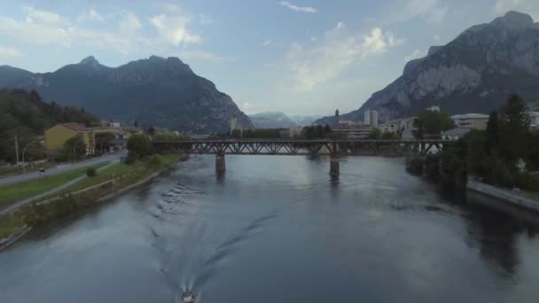 Drone Vue Aérienne Lac Lecco Maisons Typiquement Italiennes Avec Rivière — Video