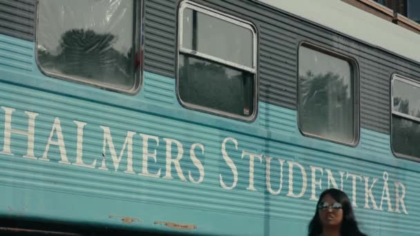 Studenti Procházejí Kolem Starého Světle Modrého Železničního Vozu Kampusu Chalmersovy — Stock video