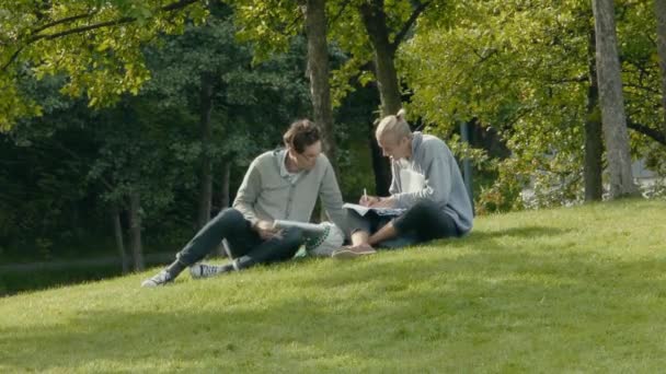 Close View Young Couple Studying Grassy Knoll Nearby Trees Beautiful — Stock Video