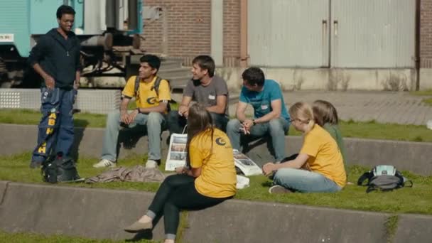 Φοιτητές Από Διάφορους Πολιτισμούς Συναντιούνται Έξω Για Συναναστραφούν Και Συνομιλήσουν — Αρχείο Βίντεο