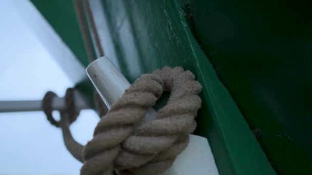 ロープと鋼の軸受が露出しているオランダの風車の外のショット — ストック動画