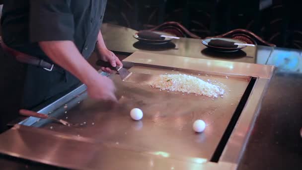 日本料理店のシェフがへらで卵をジャグリングし 卵をクラックする — ストック動画